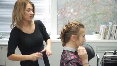 Güzellik Salonu genç bir kadın portresi: muhteşem bir ayar bukleler oluşturma. Kuaför bir sarışın güzel bir saç modeli yapar. Saç Bakımı ve görüntüsü oluşturma.
