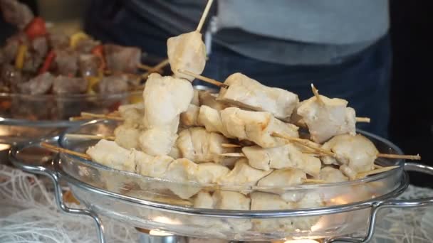 La gente agarra aperitivos de carne en pinchos . — Vídeo de stock