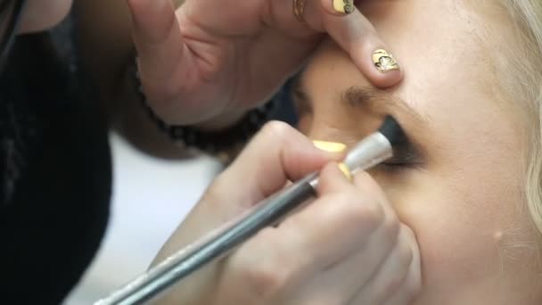 Maquilleuse fait une fille beau maquillage avant un événement important — Video