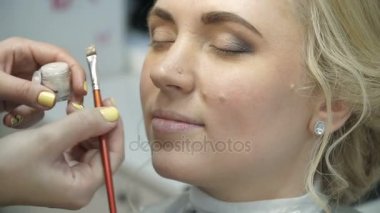 Makyaj sanatçısı yapan bir kız daha önce önemli bir olay güzel makyaj