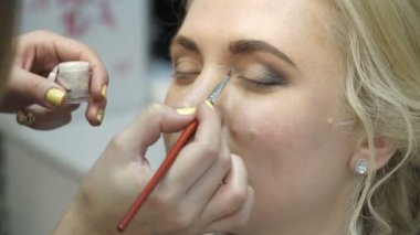 Makyaj sanatçısı yapan bir kız daha önce önemli bir olay güzel makyaj