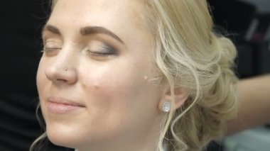Makyaj sanatçısı yapan bir kız daha önce önemli bir olay güzel makyaj
