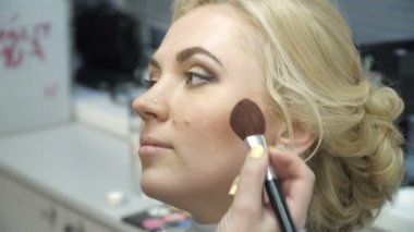 Makyaj sanatçısı yapan bir kız daha önce önemli bir olay güzel makyaj
