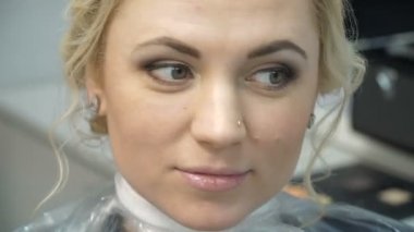 Makyaj sanatçısı yapan bir kız daha önce önemli bir olay güzel makyaj