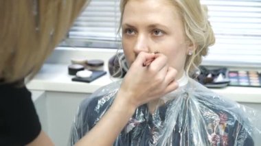 Makyaj sanatçısı yapan bir kız daha önce önemli bir olay güzel makyaj