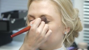 Makyaj sanatçısı yapan bir kız daha önce önemli bir olay güzel makyaj