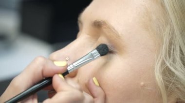 Makyaj sanatçısı yapan bir kız daha önce önemli bir olay güzel makyaj