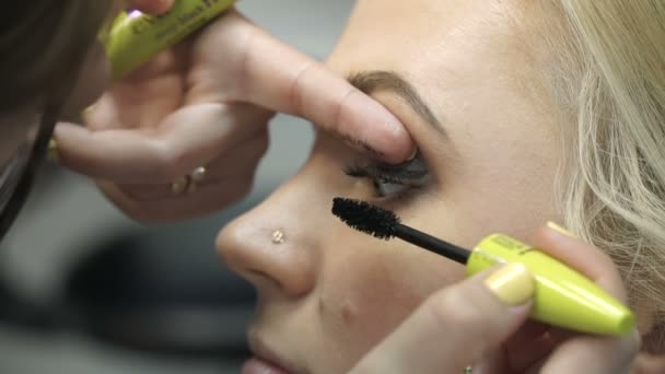 Visagist maakt een meisje mooie make-up vóór een belangrijke gebeurtenis — Stockvideo