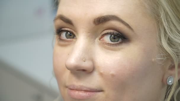 Makeupartist gör en flicka vacker makeup innan en viktig händelse — Stockvideo
