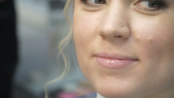 Make-up-Artist macht ein Mädchen schön Make-up vor einem wichtigen Ereignis — Stockvideo