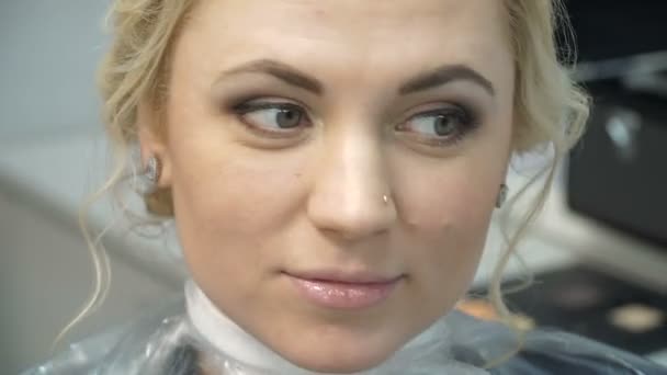 Make-up-Artist macht ein Mädchen schön Make-up vor einem wichtigen Ereignis — Stockvideo