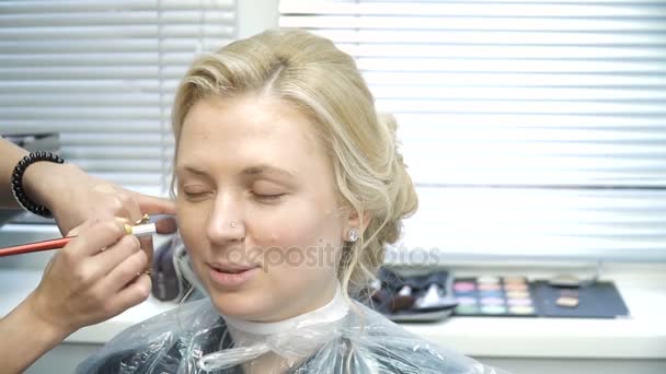 Makeup artist makes a girl beautiful makeup before an important event — Stock Video