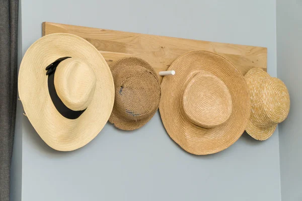 Čtyři klobouky zavěšené v dřevěné stěně — Stock fotografie