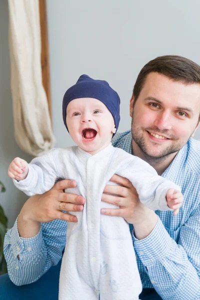 Portret szczegół szczęśliwy młody ojciec przytulanie i całując jego słodka urocza dziecko. Pomieszczeniu strzał, koncepcja obraz — Zdjęcie stockowe