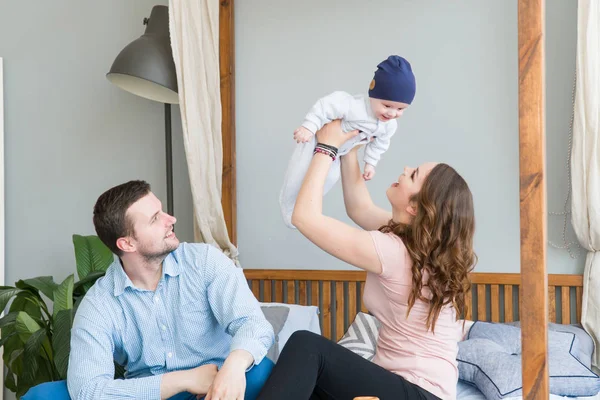 Bebek genç çekici ailesiyle mutlu.