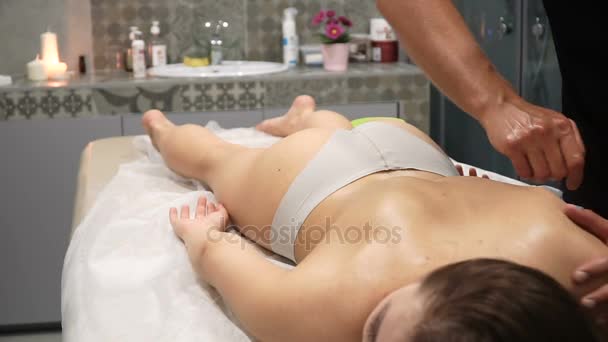 Concept de massage. Belle jeune femme recevant massage relaxant — Video