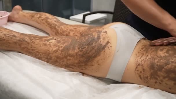 Масажист робить шоколадні обгортання молода жінка — стокове відео