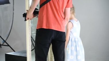 Video klip çekim sürecinde küçük kız