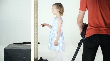 Video klip çekim sürecinde küçük kız