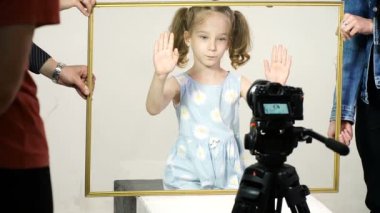 Video klip çekim sürecinde küçük kız
