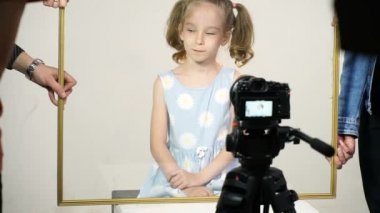Video klip çekim sürecinde küçük kız