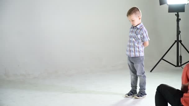ビデオ クリップの撮影の過程で小さな男の子 — ストック動画