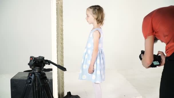 Video klip çekim sürecinde küçük kız — Stok video