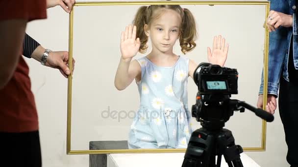 Маленька дівчинка в процесі зйомки відеокліпу — стокове відео