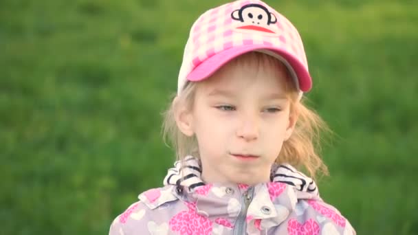 Portrait de mignonne petite fille mangeant du pain fait maison sur le terrain de l'éco-ferme biologique. Bébé tenant du pain dans les mains et le mordant drôle — Video