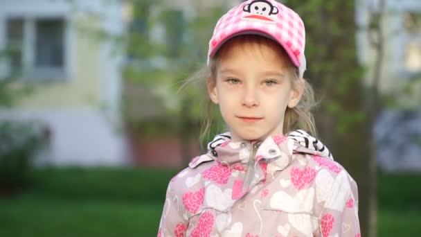 Retrato emocional de una hermosa niña — Vídeos de Stock