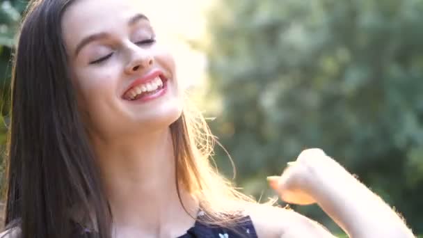 Retrato emocional de una hermosa chica — Vídeos de Stock