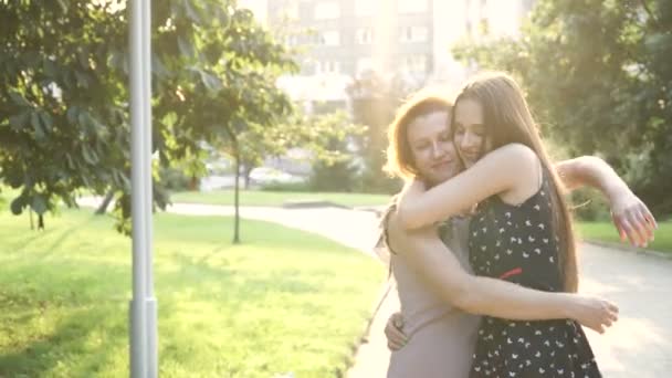 Portrait rapproché de la fille adulte et de la mère à l'extérieur. Jolie Brunette et sa mère regardent la caméra dans le parc en été . — Video