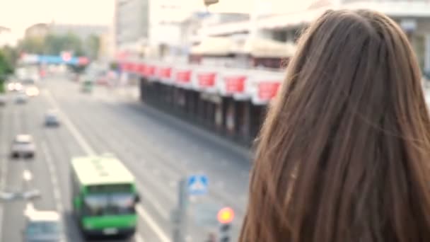 Retrato emocional de uma menina bonita — Vídeo de Stock