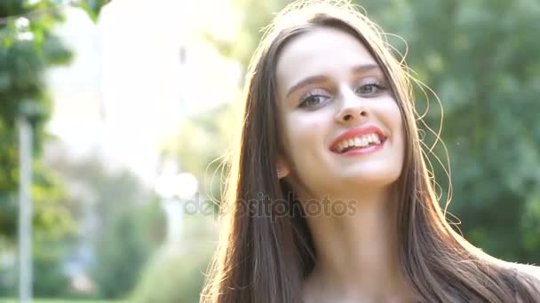 Емоційний портрет красивої дівчини — стокове відео