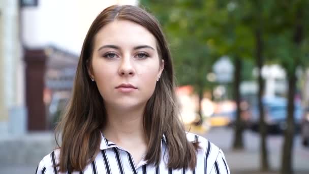 Retrato emocional de una hermosa chica — Vídeos de Stock