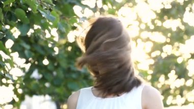 genç kız gülümseyen katlanmış baş ve saçlarını ağır çekimde uçup