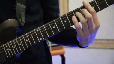Elektro gitar çalmak adam. Yavaş hareket enstrüman erkek Orkestrası