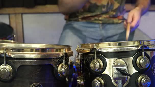 Música, pessoas, instrumentos musicais e conceito de entretenimento - músico masculino com baquetas tocando bateria em concerto — Vídeo de Stock