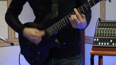 Elektro gitar çalmak adam. Yavaş hareket enstrüman erkek Orkestrası