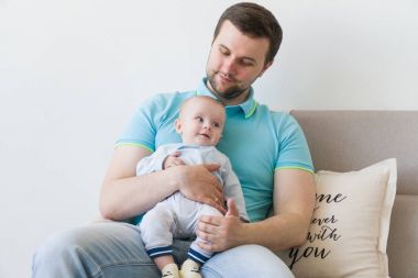 Mutlu genç yakın çekim portre Peder sarılma ve öpüşme onun tatlı tatlı çocuk. Kapalı atış kavramı görüntü