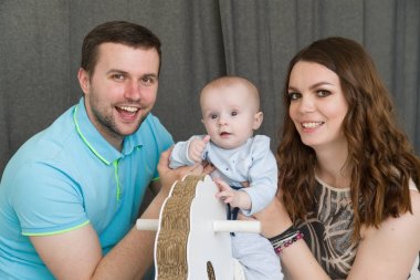 Bebek genç çekici ailesiyle mutlu.