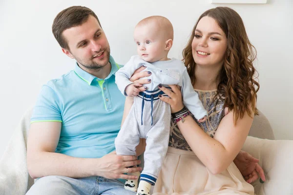 Glückliche junge attraktive Familie mit Baby. — Stockfoto