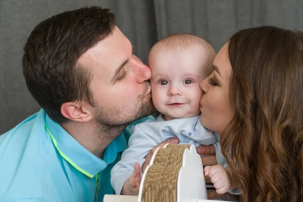 Glad ung attraktiv familj med Baby. — Stockfoto