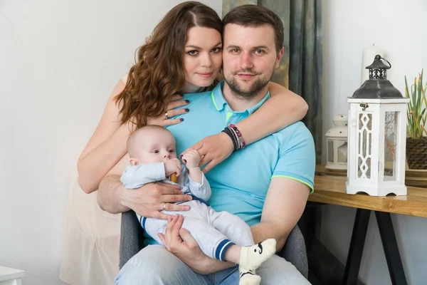 Glückliche junge attraktive Familie mit Baby. — Stockfoto