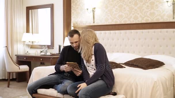 Jovens casais ligam para a recepção para pedir serviço de quarto — Vídeo de Stock