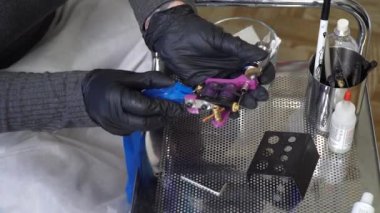 uzman sürekli makyaj toplar dövme makinesinin yakın çekim.