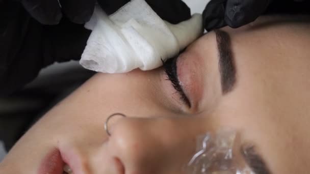 Esthéticienne, spécialiste du maquillage permanent applique une anesthésie locale avant la procédure de maquillage permanent des yeux. gros plan . — Video