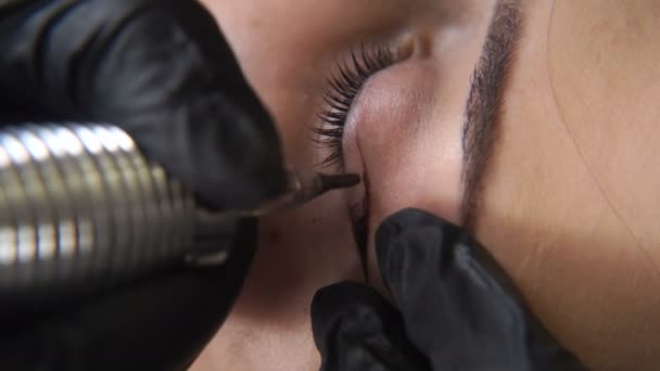 Estetista, specialista di trucco permanente rendendo eyeliner trucco permanente — Video Stock