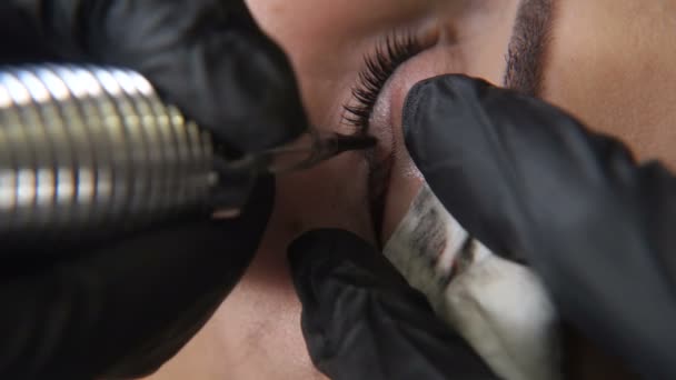 Kosmetolog, specialist av permanent make-up att göra eyeliner permanent göra upp — Stockvideo