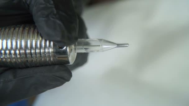 Slow movement of the machines tattoo needle. close-up. macro. — Stock Video